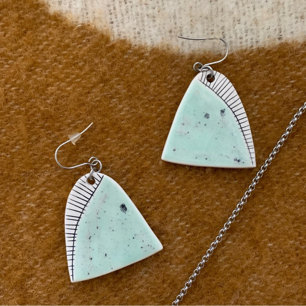 Gorgeous Matching Ceramic Necklace and Earring Set - Picture 7 of 12